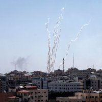 No Gazas joslas uz Izraēlu izšautas 90 raķetes