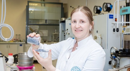 RTU zinātniece no lētiem materiāliem rada efektīvas granulas ūdens attīrīšanai