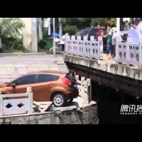 Video: Sieviete ar auto izbrauc cauri tilta margām