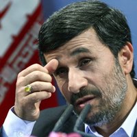 Ахмадинежад просит помощи у стражей революции