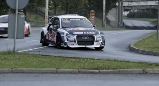 ВИДЕО: "Боевые" раллийные Audi S1 EKS RX quattro промчались по рижским улицам и мостам