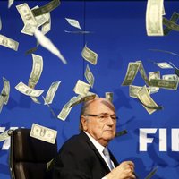 FIFA skandāls: Blaters sev un diviem ģenerālsekretāriem prēmijās izmaksājis 80 miljonus eiro