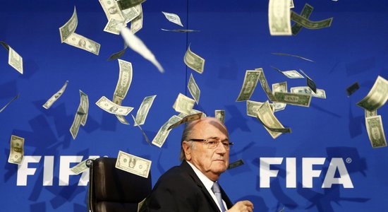 FIFA skandāls: Blaters sev un diviem ģenerālsekretāriem prēmijās izmaksājis 80 miljonus eiro