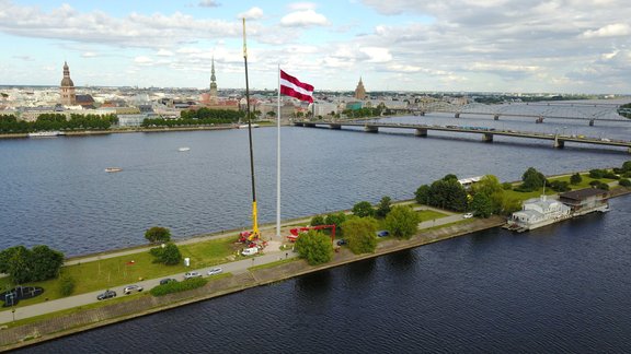 Uz AB dambja uzstāda monumetālā Latvijas karoga mastu - 5