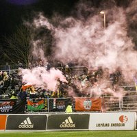 FK 'Liepāja' brīdināta par līdzjutēju izmantotajām dūmu svecēm