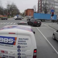 Video: 'BMW X5' krustojumu Rīgā vēsā mierā pārvar pie sarkanās gaismas