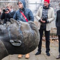 Foto: Berlīnē pie blokmājām uz 15 minūtēm novieto Staļina statuju