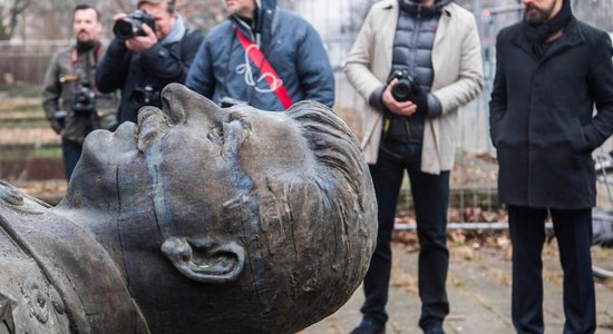 Foto: Berlīnē pie blokmājām uz 15 minūtēm novieto Staļina statuju