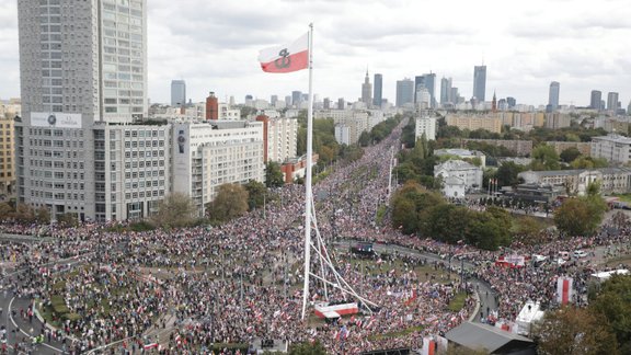 Protests pret konservatīvo valdību Varšavā 01.10.2023.  - 5