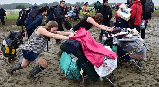 Haoss un 10 stundas sastrēgumā: fani ierodas Glastonberijas festivālā