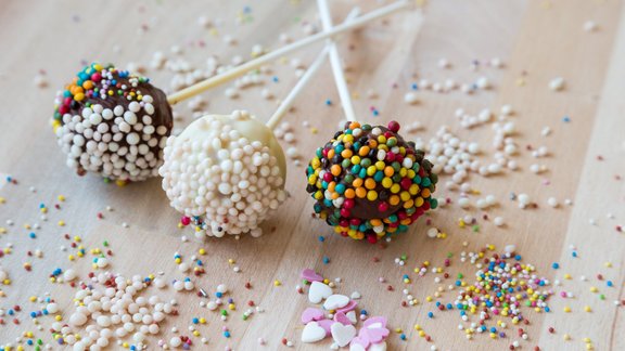 cake pops, kūciņas uz kociņa, keikpopi, deserts, konfektes, saldumi 