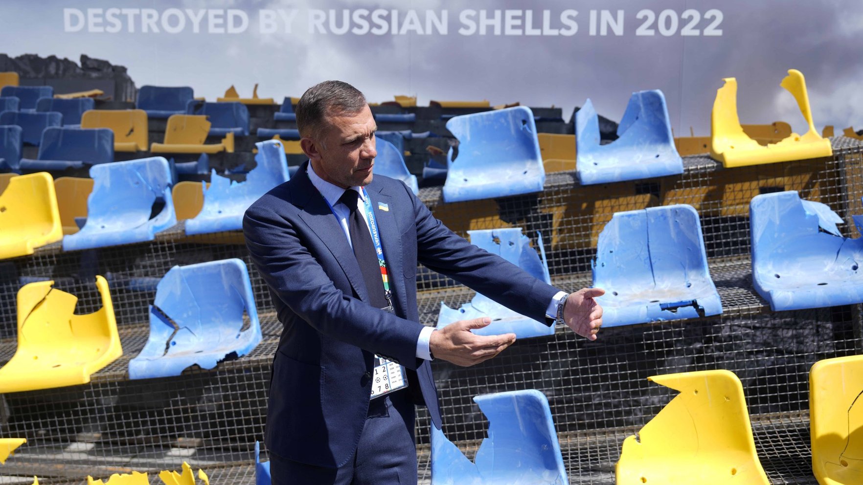 Ševčenko pirms Ukrainas spēles izrāda okupantu nopostītas stadiona tribīnes fragmentu