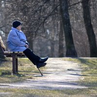 Saeima lemj ieviest gadu ilgu pabalstu pensionāru atraitņiem