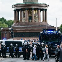 Berlīnē protestos pret Covid-19 ierobežojumiem aizturēti 600 cilvēki