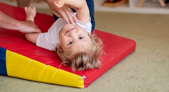 Bērna attīstība un fizioterapija – kādos gadījumos nepieciešama speciālista palīdzība?