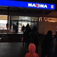 ФОТО: В Риге возле некоторых магазинов появились очереди