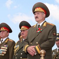 Лукашенко поздравил белорусов с Октябрьской революцией