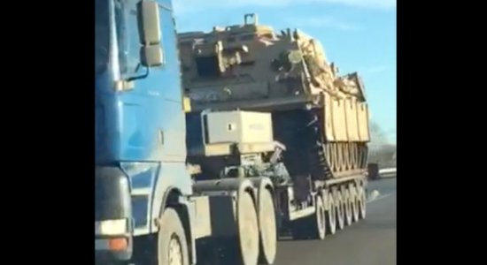 Video: Operācijas 'Atlantic Resolve' ietvaros pa Latvijas lielceļiem pārved tankus