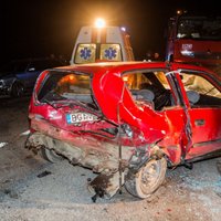 Foto: Auto avārijā Viļņā iesprosto aizmugurē sēdošo jaunieti