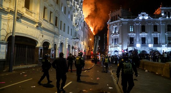 Foto: Tūkstošiem protestētāju Limā pieprasa prezidentes atstādināšanu no amata