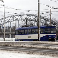 Atjauno ugunsgrēka dēļ Torņakalnā apturēto tramvaja kustību; Jelgavas līnijā tehniskas likstas aizkavē vilcienus 