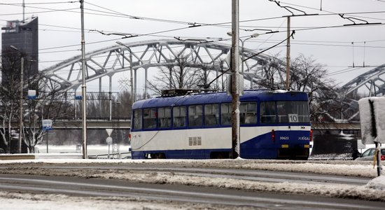 Atjauno ugunsgrēka dēļ Torņakalnā apturēto tramvaja kustību; Jelgavas līnijā tehniskas likstas aizkavē vilcienus 