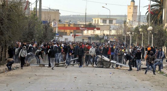 Foto: Arābu pavasara dzimtenē Tunisijā jauni protesti cenu lēciena dēļ