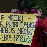 Nākamā gada budžetā neesot paredzēta nauda mediķu algu celšanai; arodbiedrība draud ar protestiem