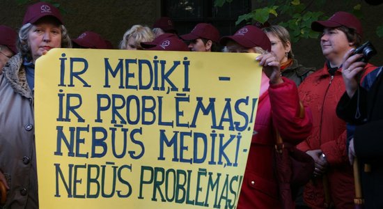 Nākamā gada budžetā neesot paredzēta nauda mediķu algu celšanai; arodbiedrība draud ar protestiem