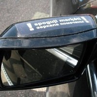 Rīgā vīrietis ar galvu sasit automašīnas spoguli