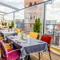14 Rīgas restorāni un kafejnīcas, kuru terasēs jau droši var baudīt vasaru