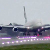 Video: 'Deniss' masīvajam 'A380' Hītrovā licis nosēsties šķērsām