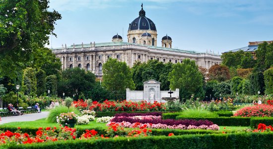 Krāšņais rožu dārzs Vīnē, kurā virmo franču stila vēsmas