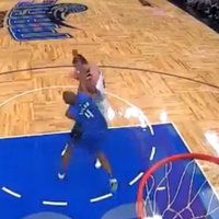 Video: Atklāta dūru vicināšana NBA spēlē