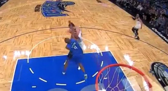 Video: Atklāta dūru vicināšana NBA spēlē