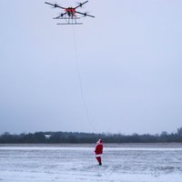 Video: Ziemassvētku vecītis 'vizinās' ar bezpilota lidaparātu