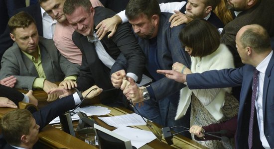 Украина: в Раде сорвали голосование предложений Порошенко по статусу Донбасса
