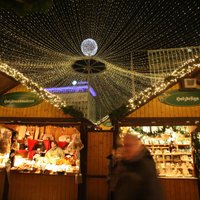 Lampiņu virtenes, piparkūkas un karstvīns: Ziemassvētku tirdziņi, kur noķert svētku sajūtu
