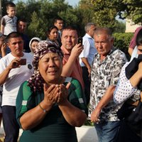 ФОТО: В Ташкенте жители плакали и кидали цветы под траурный кортеж Каримова