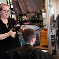 "Это просто сумасшествие". Жители Дании устремились в парикмахерские после карантина из-за коронавируса