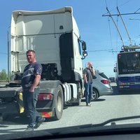 Video: Uz Salu tilta kravas auto taranējis vieglo automobili