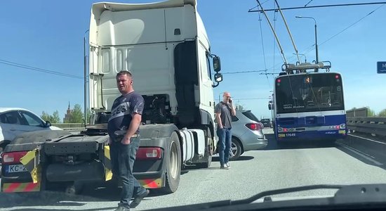 ВИДЕО: На Островном мосту грузовой автомобиль протаранил "легковушку"