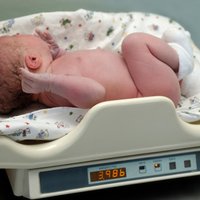 Rīgas Dzemdību namā pērn piedzimuši 5903 mazuļi; zēnu vairāk nekā meiteņu