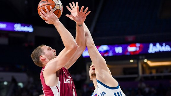 Latvijas basketbolisti ar spēli pret Eiropas čempioni Slovēniju turpina ceļu uz PK Latvijas basketbolisti ar spēli pret Eiropas čempioni Slovēniju turpina ceļu uz PK