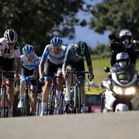 Neilands 'Tour de France' ceturtajā posmā ilgstoši cīnās līderu grupā