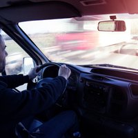 Латвийским дальнобойщикам грозят увольнения. По вине государства они не могут получить цифровую карту водителя