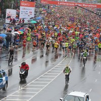 Foto: Spītējot lietum, aizvadīts 'Lattelecom' Rīgas maratons