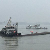 Ķīnā Jandzi upē apgāzies kuģis ar vairāk nekā 450 cilvēkiem