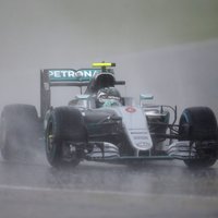 Rosbergs uzvar haotiskajā Ungārijas 'Grand Prix' kvalifikācijā