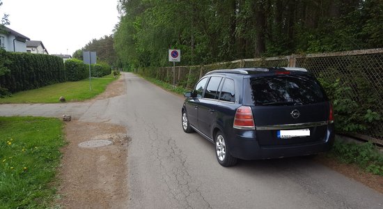 Foto: Nekaunīgs autovadītājs Babītē noparko spēkratu ceļa vidū